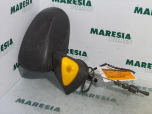 Gebruikte Spiegel Buiten links Renault Modus/Grand Modus (JP) 1.2 16V Prijs € 50,00 Margeregeling aangeboden door Maresia Parts