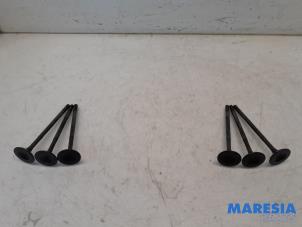 Gebruikte Inlaatklep Renault Scénic III (JZ) 1.2 16V TCe 130 Prijs € 32,50 Margeregeling aangeboden door Maresia Parts