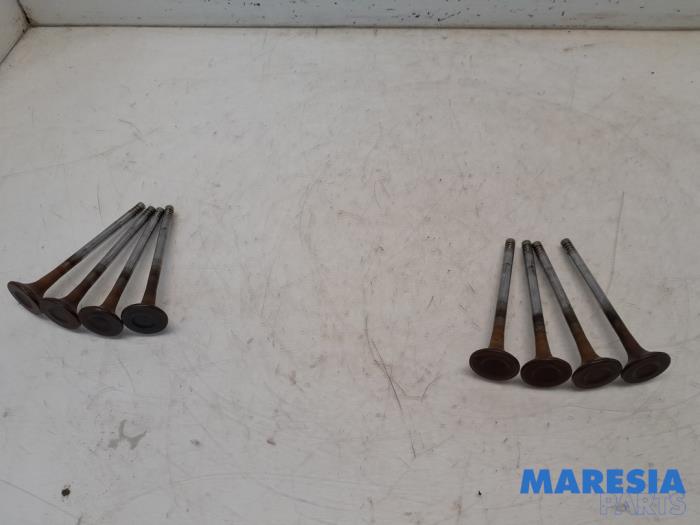 Uitlaatklep van een Peugeot Expert (V1/VA/VB/VE/VF/VT/VY) 2.0 Blue HDi 120 16V 2016