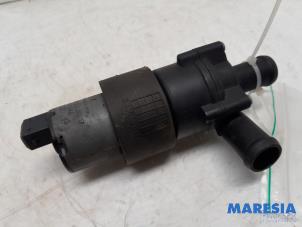 Gebruikte Waterpomp Renault Grand Scénic II (JM) 2.0 16V Turbo Prijs € 50,00 Margeregeling aangeboden door Maresia Parts