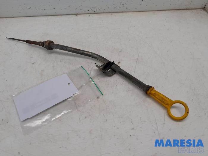 Gebruikte Peilstok Olie Renault Clio IV (5R) 1.2 TCE 16V GT EDC Prijs € 24,99 Margeregeling aangeboden door Maresia Parts
