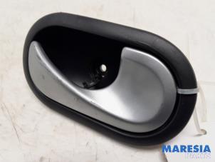 Gebruikte Portiergreep 4Deurs rechts-achter Renault Grand Scénic II (JM) 2.0 16V Turbo Prijs € 10,00 Margeregeling aangeboden door Maresia Parts