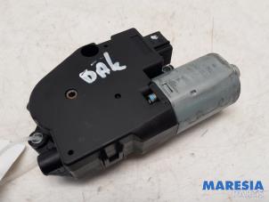 Gebruikte Schuifdak Motor Renault Grand Scénic II (JM) 2.0 16V Turbo Prijs € 90,00 Margeregeling aangeboden door Maresia Parts