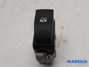 Gebruikte Ruit schakelaar elektrisch Renault Grand Scénic II (JM) 2.0 16V Turbo Prijs € 9,99 Margeregeling aangeboden door Maresia Parts