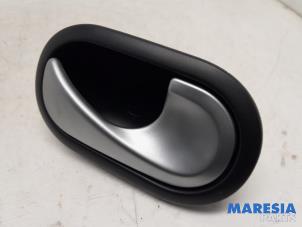 Gebruikte Portiergreep 4Deurs rechts-voor Renault Grand Scénic II (JM) 2.0 16V Turbo Prijs € 10,00 Margeregeling aangeboden door Maresia Parts