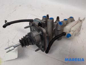 Gebruikte Hoofdremcilinder Renault Zoé (AG) R90 Prijs € 150,00 Margeregeling aangeboden door Maresia Parts