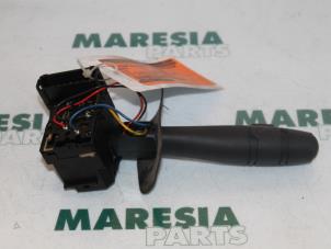 Gebruikte Knipperlicht Schakelaar Renault Clio II Societe (SB) 1.9D Prijs € 25,00 Margeregeling aangeboden door Maresia Parts