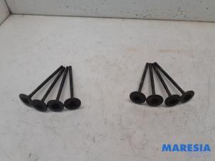 Gebruikte Inlaatklep Renault Captur (2R) 1.2 TCE 16V EDC Prijs € 32,50 Margeregeling aangeboden door Maresia Parts