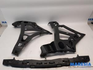 Gebruikte Bumpersteun midden-achter Renault Megane III Grandtour (KZ) 1.4 16V TCe 130 Prijs € 70,00 Margeregeling aangeboden door Maresia Parts