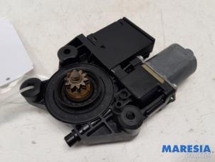 Gebruikte Motor electrisch raam Renault Megane III Grandtour (KZ) 1.4 16V TCe 130 Prijs € 24,99 Margeregeling aangeboden door Maresia Parts