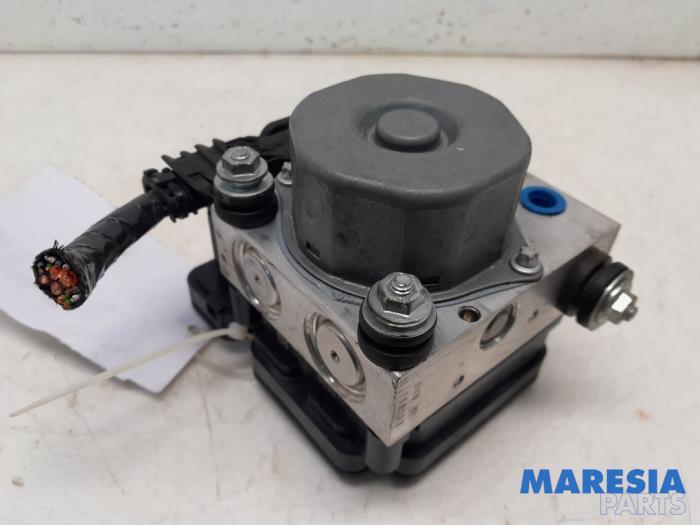 Gebruikte ABS Pomp Renault Clio IV (5R) 1.2 TCE 16V GT EDC Prijs € 35,00 Margeregeling aangeboden door Maresia Parts
