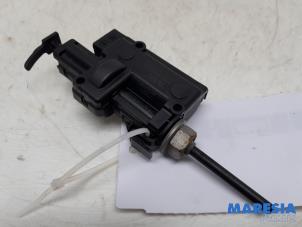 Gebruikte Motor Tankklepvergrendeling Renault Grand Scénic II (JM) 2.0 16V Turbo Prijs € 14,99 Margeregeling aangeboden door Maresia Parts