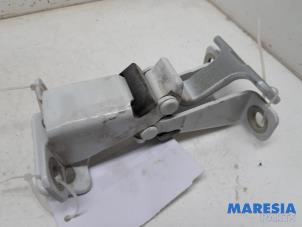 Gebruikte Achterklep Scharnier Renault Kangoo Express (FW) 1.5 dCi 75 FAP Prijs € 48,40 Inclusief btw aangeboden door Maresia Parts