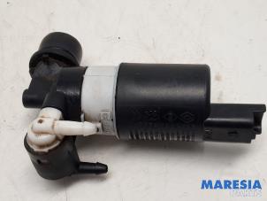 Gebruikte Ruitensproeierpomp voor Renault Grand Scénic III (JZ) 1.4 16V TCe 130 Prijs € 10,00 Margeregeling aangeboden door Maresia Parts
