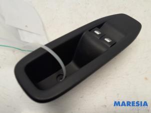 Gebruikte Schakelblok ruiten Peugeot 208 I (CA/CC/CK/CL) 1.0 Vti 12V PureTech Prijs € 25,00 Margeregeling aangeboden door Maresia Parts