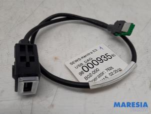 Gebruikte AUX/USB aansluiting Citroen C4 Cactus (0B/0P) 1.2 PureTech 82 12V Prijs € 35,00 Margeregeling aangeboden door Maresia Parts