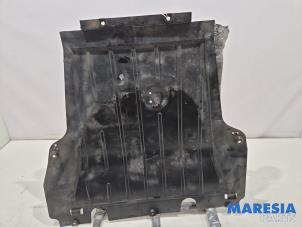 Gebruikte Motor Beschermplaat Renault Clio IV Estate/Grandtour (7R) 0.9 Energy TCE 12V Prijs € 45,00 Margeregeling aangeboden door Maresia Parts