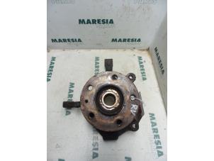 Gebruikte Asschenkel rechts-voor Renault Trafic New (JL) 1.9 dCi 82 16V Prijs € 60,00 Margeregeling aangeboden door Maresia Parts