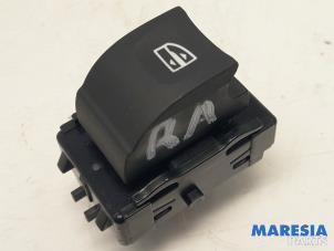 Gebruikte Schakelaar Elektrisch Raam Renault Megane III Grandtour (KZ) 1.4 16V TCe 130 Prijs € 15,00 Margeregeling aangeboden door Maresia Parts