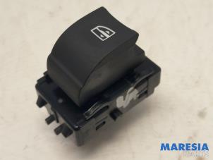 Gebruikte Schakelaar Elektrisch Raam Renault Megane III Grandtour (KZ) 1.4 16V TCe 130 Prijs € 15,00 Margeregeling aangeboden door Maresia Parts