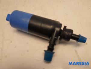 Gebruikte Ruitensproeierpomp voor Peugeot 5008 I (0A/0E) 1.6 VTI 16V Prijs € 10,00 Margeregeling aangeboden door Maresia Parts