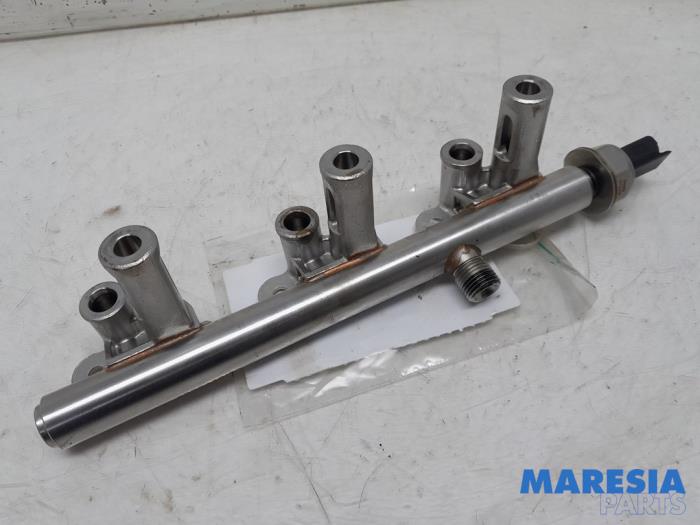 Gebruikte Common rail (Injectie) Peugeot 308 (L3/L8/LB/LH/LP) 1.2 12V e-THP PureTech 110 Prijs € 30,00 Margeregeling aangeboden door Maresia Parts