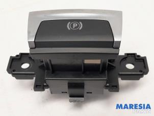 Gebruikte Schakelaar handrem Peugeot 308 (L3/L8/LB/LH/LP) 1.6 BlueHDi 120 Prijs € 19,99 Margeregeling aangeboden door Maresia Parts