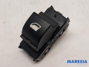 Gebruikte Schakelaar Elektrisch Raam Peugeot 308 (L3/L8/LB/LH/LP) 1.6 BlueHDi 120 Prijs € 15,00 Margeregeling aangeboden door Maresia Parts