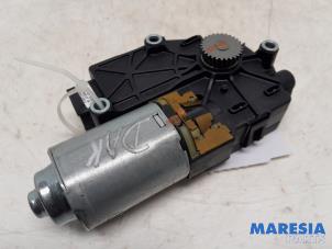 Gebruikte Schuifdak Motor Peugeot 3008 I (0U/HU) 1.6 16V THP 155 Prijs € 89,99 Margeregeling aangeboden door Maresia Parts