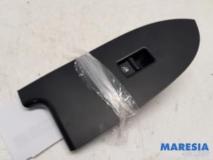 Gebruikte Ruit schakelaar elektrisch Alfa Romeo Giulietta (940) 1.75 TBI 16V QV Prijs € 20,00 Margeregeling aangeboden door Maresia Parts