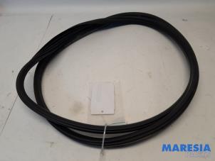 Gebruikte Deurrubber 4Deurs links-achter Peugeot 3008 I (0U/HU) 1.6 16V THP 155 Prijs € 40,00 Margeregeling aangeboden door Maresia Parts