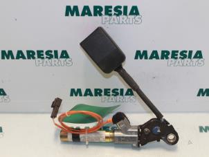 Gebruikte Gordelspanner rechts Peugeot 406 (8B) Prijs € 25,00 Margeregeling aangeboden door Maresia Parts