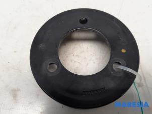 Gebruikte Poelie Waterpomp Renault Espace (JK) 2.0 dCi 16V 150 FAP Prijs € 29,95 Margeregeling aangeboden door Maresia Parts