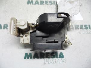 Gebruikte Portierslot Mechaniek 4Deurs links-voor Fiat Multipla (186) 1.6 16V 100 SX,ELX Prijs € 25,00 Margeregeling aangeboden door Maresia Parts