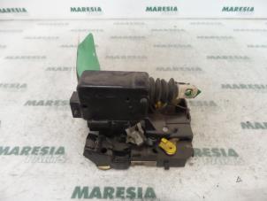 Gebruikte Deurslot Mechaniek 2Deurs links Renault Kangoo Express (FC) 1.9 D 55 Prijs € 25,00 Margeregeling aangeboden door Maresia Parts
