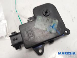 Gebruikte Kachelklep Motor Renault Espace (JK) 2.0 dCi 16V 150 FAP Prijs € 25,00 Margeregeling aangeboden door Maresia Parts