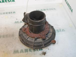 Gebruikte Luchthoeveelheidsmeter Lancia Lybra SW 2.4 JTD Prijs € 35,00 Margeregeling aangeboden door Maresia Parts