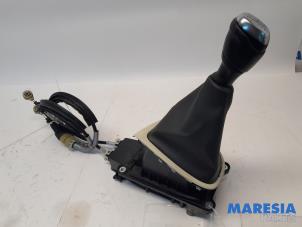 Gebruikte Versnellingspook Renault Captur (2R) 0.9 Energy TCE 12V Prijs € 49,99 Margeregeling aangeboden door Maresia Parts