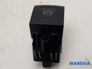 Gebruikte Handrem schakelaar Renault Megane III Grandtour (KZ) 1.4 16V TCe 130 Prijs € 14,99 Margeregeling aangeboden door Maresia Parts