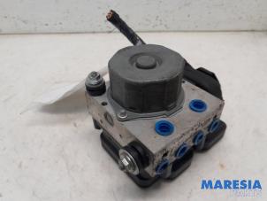 Gebruikte ABS Pomp Renault Clio IV Estate/Grandtour (7R) 1.5 Energy dCi 90 FAP Prijs € 49,95 Margeregeling aangeboden door Maresia Parts