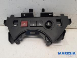 Gebruikte Schakelaar Paniekverlichting Peugeot Partner Tepee (7A/B/C/D/E/F/G/J/P/S) 1.6 VTI 120 16V Prijs € 40,00 Margeregeling aangeboden door Maresia Parts