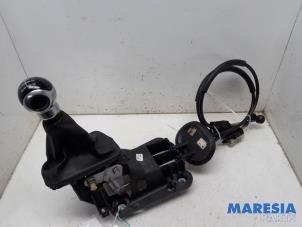 Gebruikte Versnellingspook Citroen DS3 (SA) 1.2 12V PureTech 82 Prijs € 39,98 Margeregeling aangeboden door Maresia Parts