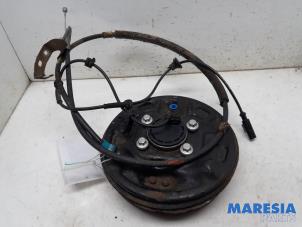 Gebruikte Fusee rechts-achter Peugeot 107 1.0 12V Prijs € 44,95 Margeregeling aangeboden door Maresia Parts