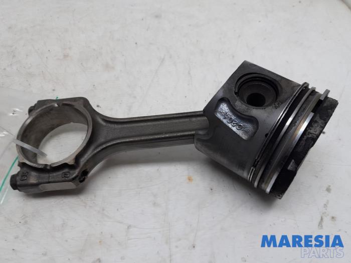 Gebruikte Drijfstang Fiat Doblo Cargo (263) 1.3 MJ 16V Euro 4 Prijs € 59,99 Margeregeling aangeboden door Maresia Parts