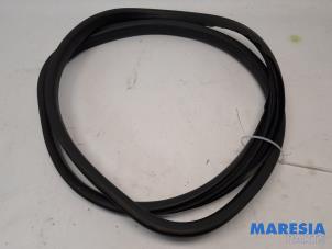 Gebruikte Deurrubber 4Deurs links-achter Renault Twingo III (AH) 1.0 SCe 70 12V Prijs € 30,00 Margeregeling aangeboden door Maresia Parts