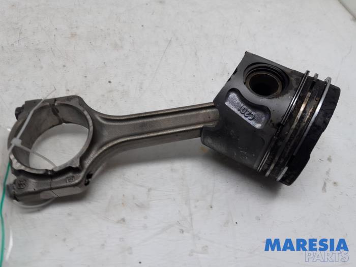 Gebruikte Drijfstang Fiat Doblo Cargo (263) 1.3 D Multijet Prijs € 60,50 Inclusief btw aangeboden door Maresia Parts