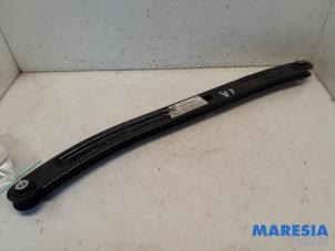 Gebruikte Reactiestang links-achter Renault Twingo III (AH) 1.0 SCe 70 12V Prijs € 30,00 Margeregeling aangeboden door Maresia Parts