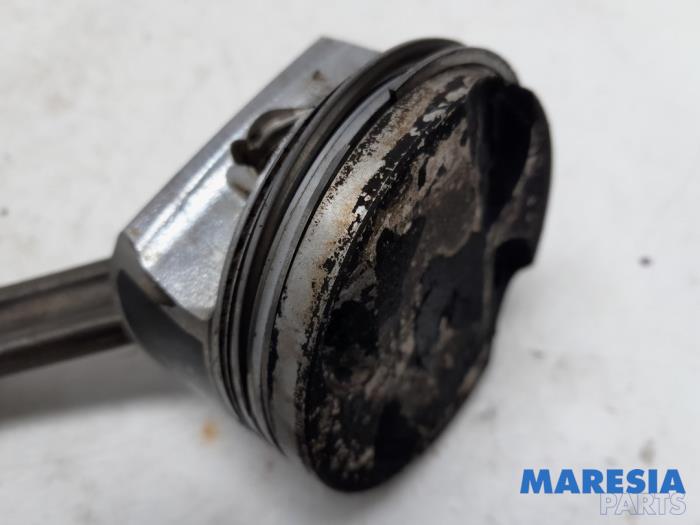 Drijfstang van een Peugeot 3008 I (0U/HU) 1.6 VTI 16V 2012