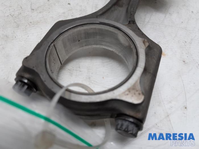 Drijfstang van een Peugeot 3008 I (0U/HU) 1.6 VTI 16V 2012