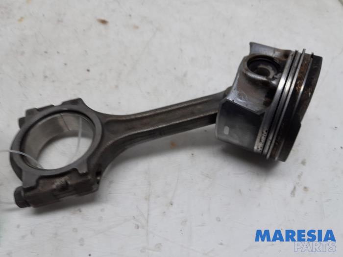 Drijfstang van een Renault Clio IV (5R) 1.2 TCE 16V GT EDC 2014